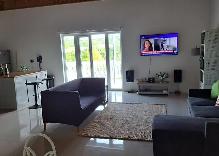 - Hillside Retreat Apartment *
